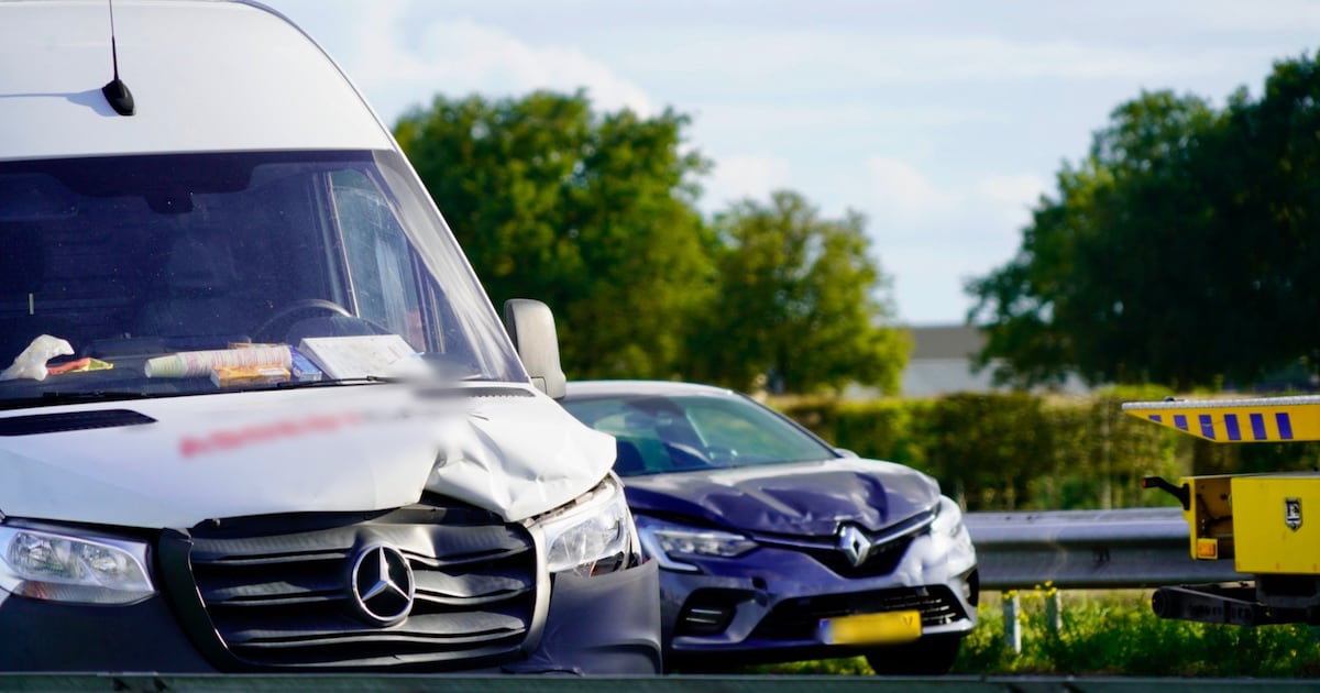Botsing op A73 bij Haps zorgt voor grote schade en voor file.