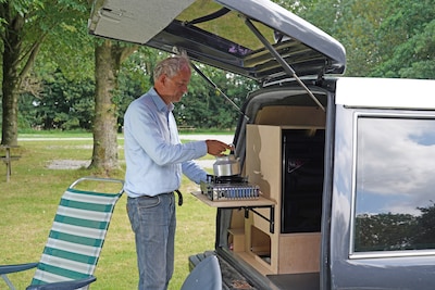 Iedereen verstijft als Anno met zijn macabere camper de camping oprijdt