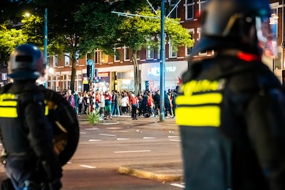 Feest na WK-zege Marokko slaat om in rellen in Rotterdam en Den Haag: twee agenten gewond, 39 aanhoudingen