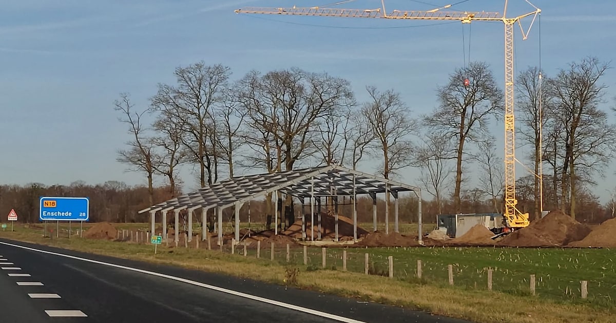 Half afgebouwde schuur in Achterhoek maakt plaats voor nieuwe: eigenaar moet opnieuw beginnen