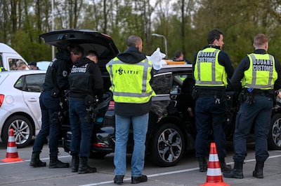 Verkeerscontrole resulteert in flinke vangst: airsoftwapen, valse documenten en 160.000 euro aan bet