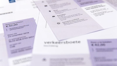 Moeder stapt naar rechter omdat zoon verkeersboetes op haar naam rijdt