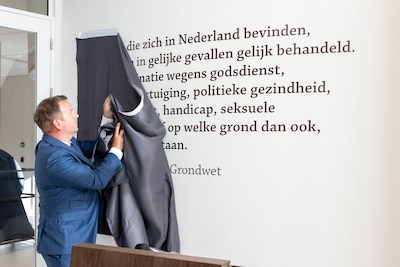 Tekst uit Grondwet wordt zichtbaar in gemeentehuis Lingewaard, maar niet iedereen is enthousiast