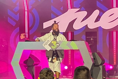 LIVE Serious Request | Dj La Fuente maakt er een feestje van op de Markt, wachten op eerste tussenstand