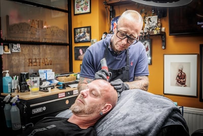 Kalend? Daniël maakt klanten zelfverzekerd met getatoeëerde haarstoppels: ‘Voelt alsof ik weer haar heb’