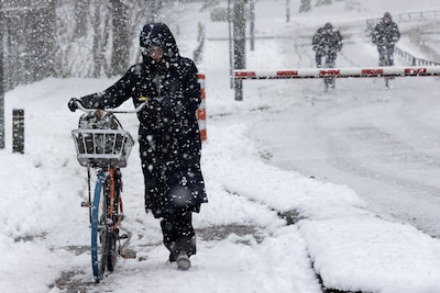 Winterweer legt Nederland plat: problemen op Schiphol en het spoor, maar op de weg nauwelijks problemen