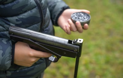 Kogel in kinderkamer: ambtenaar schiet met luchtbuks op huis van buren, op staande voet ontslagen