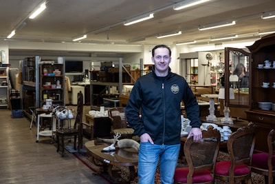 Sem hoopt dat benzine- en shagtoeristen blijven hangen in zijn nieuwe, Duitse kringloop: ‘Ik praat alle talen door elkaar’