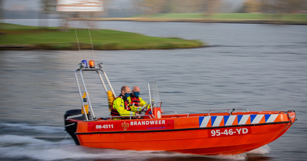 Met een stevigere brandweerboot vanuit Maasbommel de Gouden Ham en de Maas op