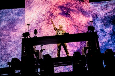 David Guetta is bijna 60 en nog altijd relevant: ‘Ken geen wereldster die zo vaak zijn nummer weggeeft als hij’