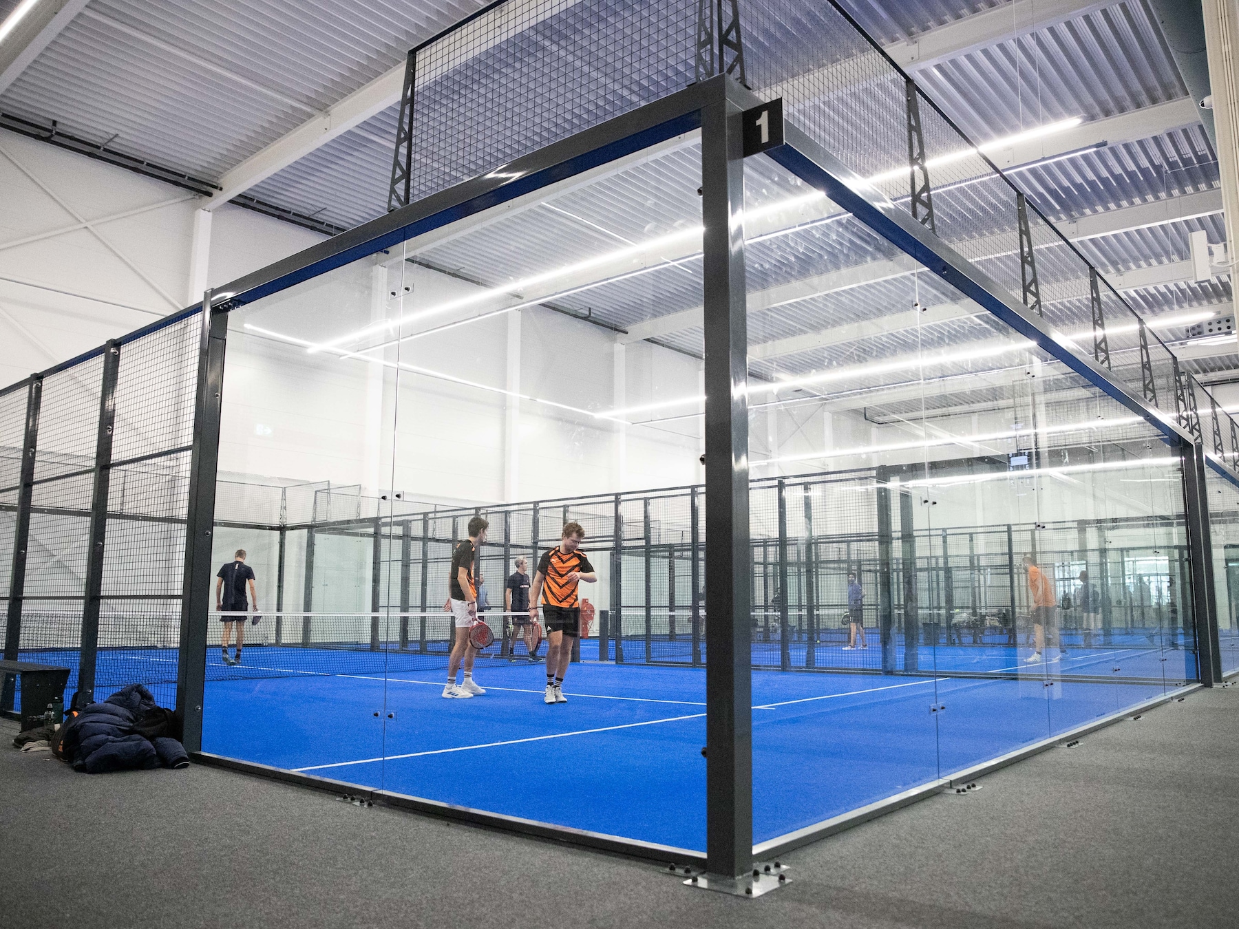 PvdD Buren maakt zich zorgen: 'Vogels vliegen zich te pletter bij padel’