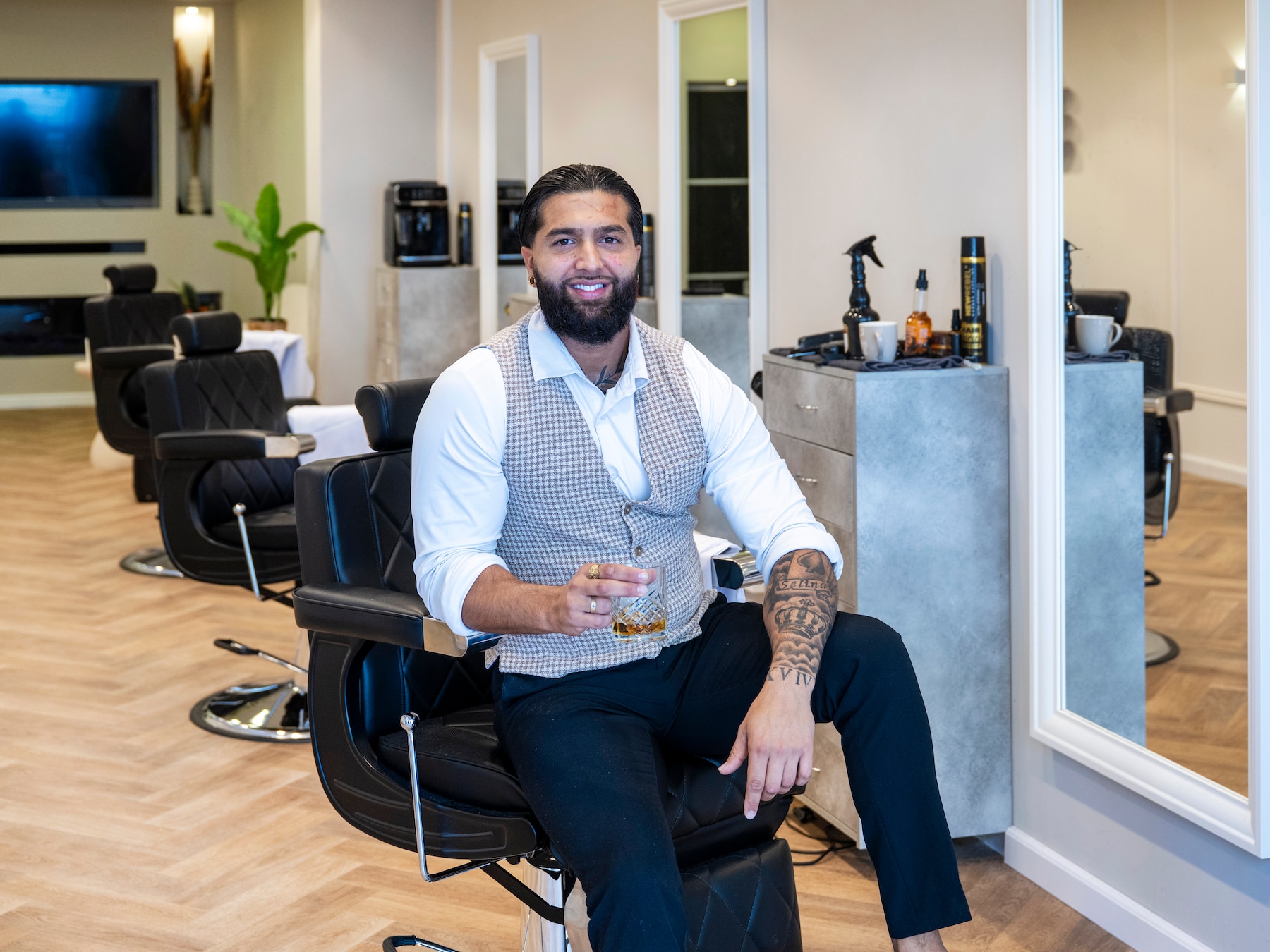 Omar maakt van zijn barbershop een mannenwalhalla: ‘Je krijgt een drankje, een biertje, zelfs een sigaar als je wilt’