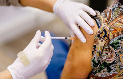 Amper nog coronabesmettingen, toch komt er een nieuwe vaccinatieronde (voor een veel kleinere groep)