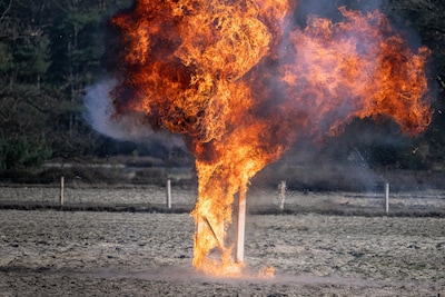Dit blijft er over van een auto als er twintig cobra's in de kofferbak ontploffen