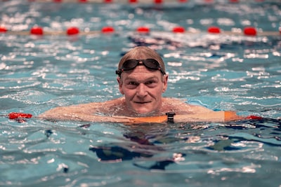 Clemens (65) werd wereldkampioen achteruitzwemmen: 44 jaar later gaat hij nóg een bijzondere uitdaging aan