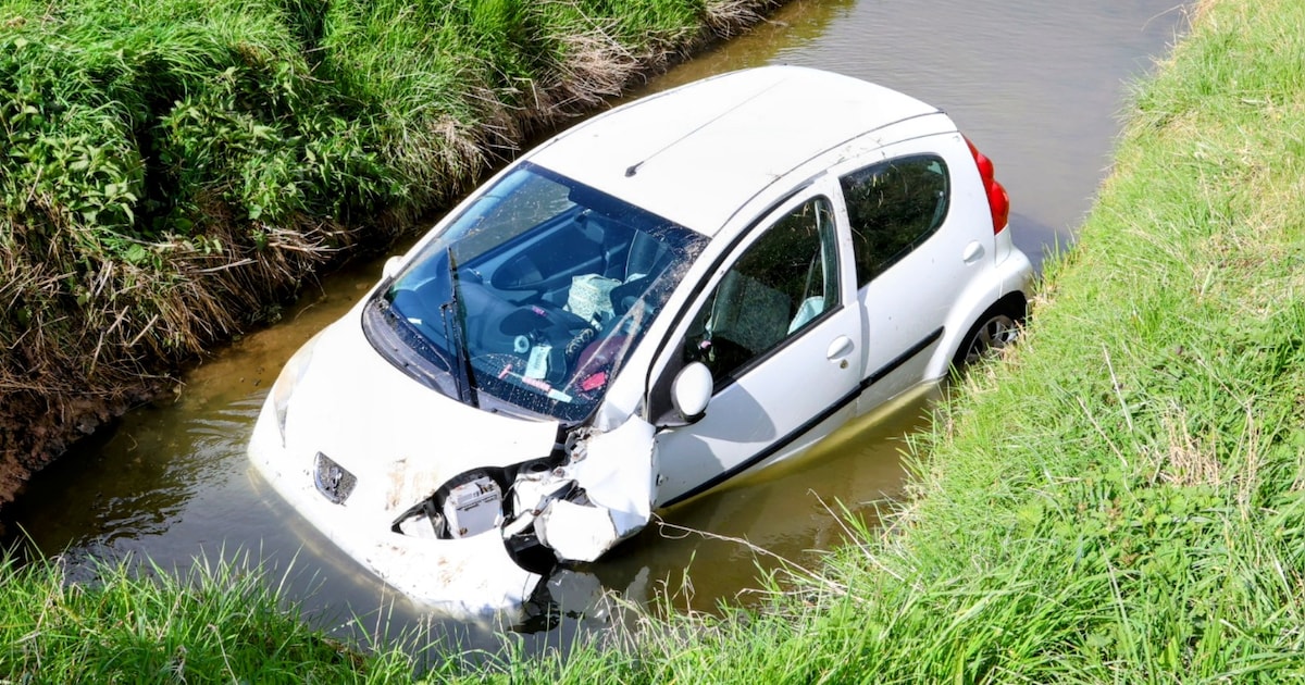 Auto belandt in sloot langs de Heemstraweg in Dreumel, inzittende gewond