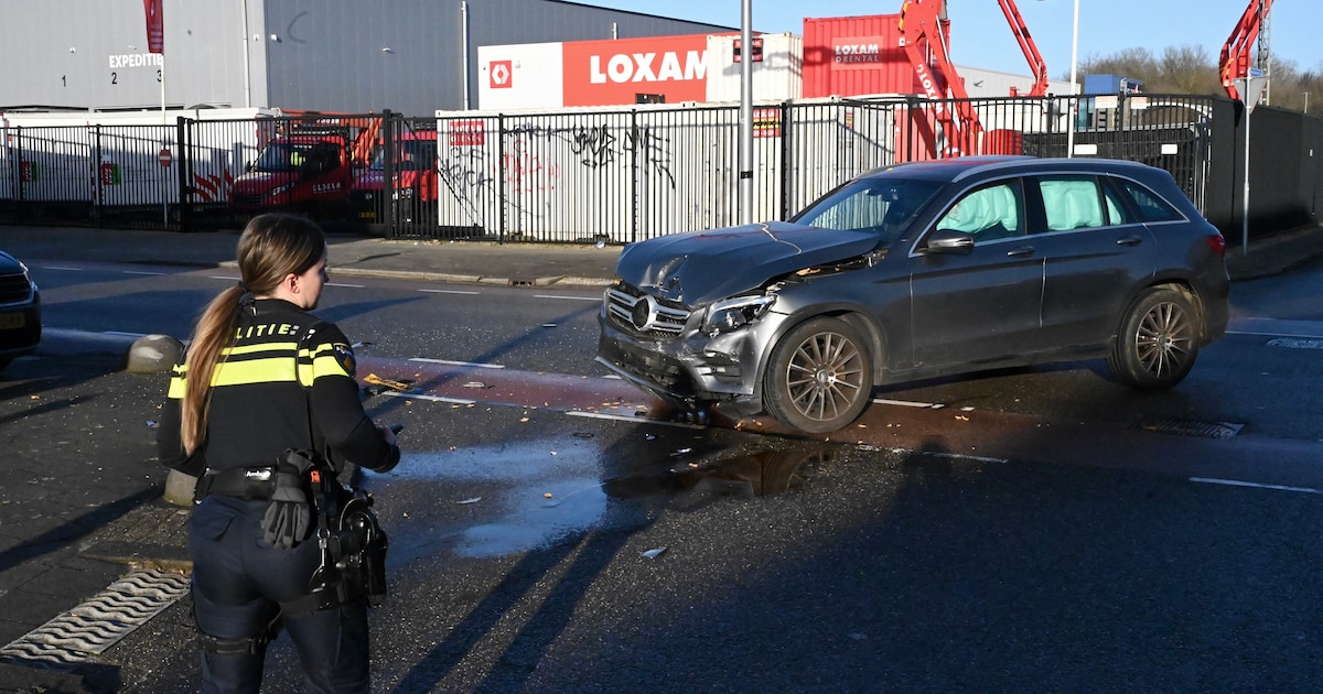 Veel schade na botsing tussen twee auto's op St.-Laurensdreef in Utrecht