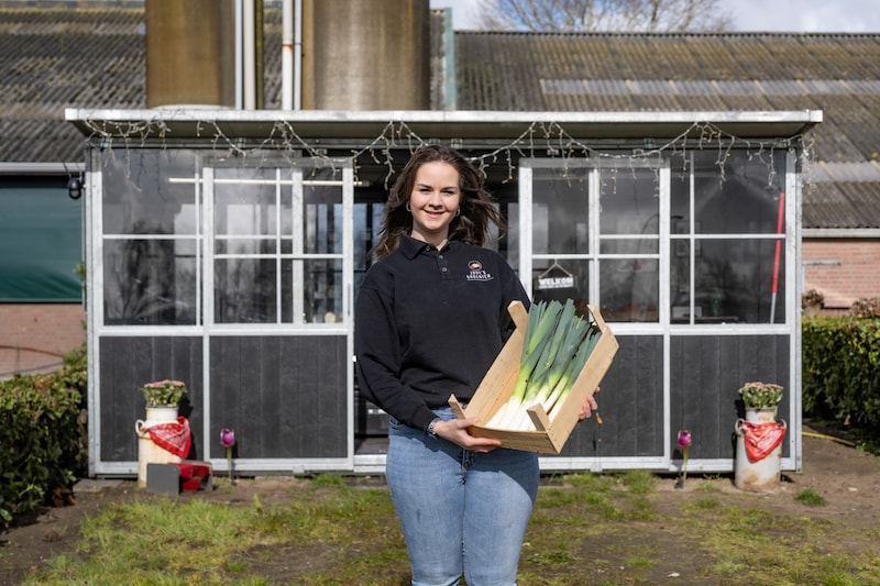 In haar eigen winkeltje in Ledeacker verkoopt Julia de groenten