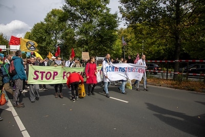 Utrechtsebaan na uren weer berijdbaar na blokkeeractie XR, 402 actievoerders aangehouden