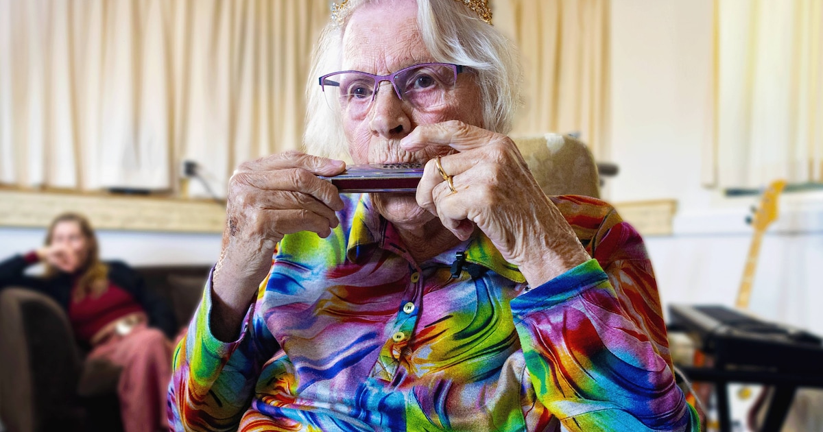 Francisca (100) verrast met drum-’n-bass-nummer: ‘Ik moest er eerst ontzettend aan wennen’