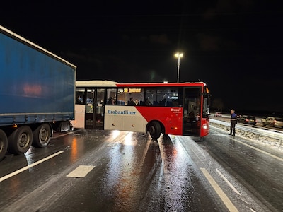 LIVE winterweer | Vijf vrachtwagens en een lijnbus vast op A2 door te gladde weg: ‘Ga de weg niet op’