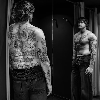 Sander (34) sjanste met het geloof en vertelt kinderen verhaal over moeilijke jeugd waarin hij werd 