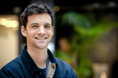 Jeugdjournaal-presentator Benjamin doorbreekt taboe over geweld op school: ‘Ik ben zelf veel gepest’