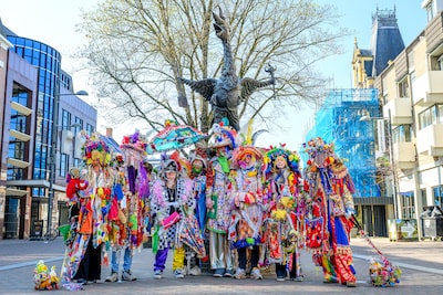 Lege stoelen bij veiling carnavalspakken van terminaal zieke John: ‘Enorm teleurgesteld’