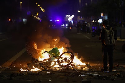 Meer dan honderd arrestaties na plunderingen en brandstichting door jongeren in centrum Barcelona