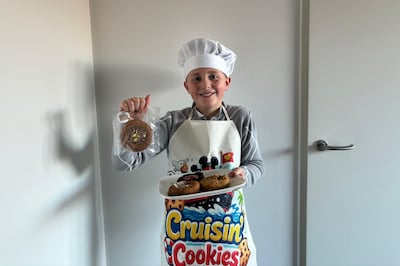 D’jivano (9) verkoopt koekjes om zijn droom waar te maken: ‘Ik wil heel graag op een Disneycruise’