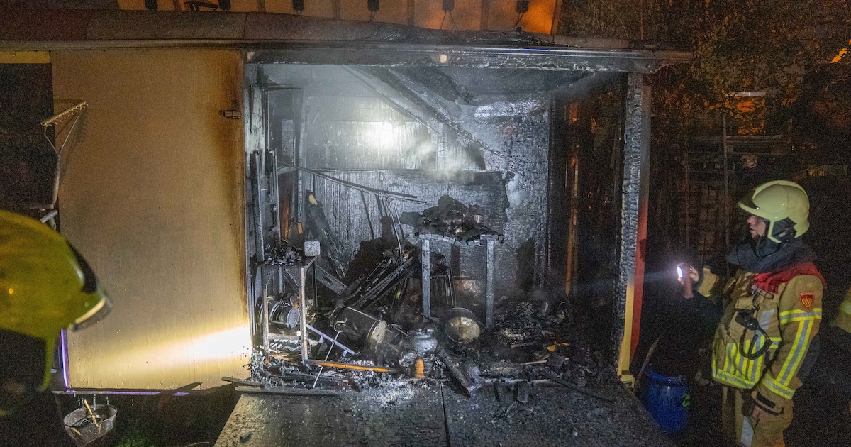 Keet bij speeltuin in Deventer gaat volledig in vlammen op