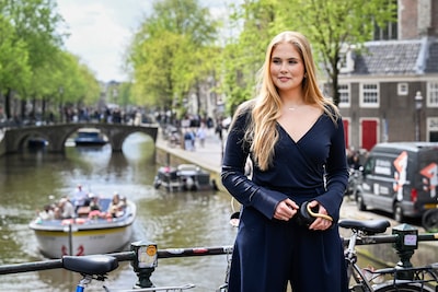 Prinses Amalia straalt bij fotomoment op brug in hartje Amsterdam, terrasgangers op eerste rij