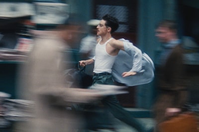 Vijf sterren voor meesterwerk Marty Supreme: ‘Je vergeet bijna dat hij een klootzak van jewelste is’