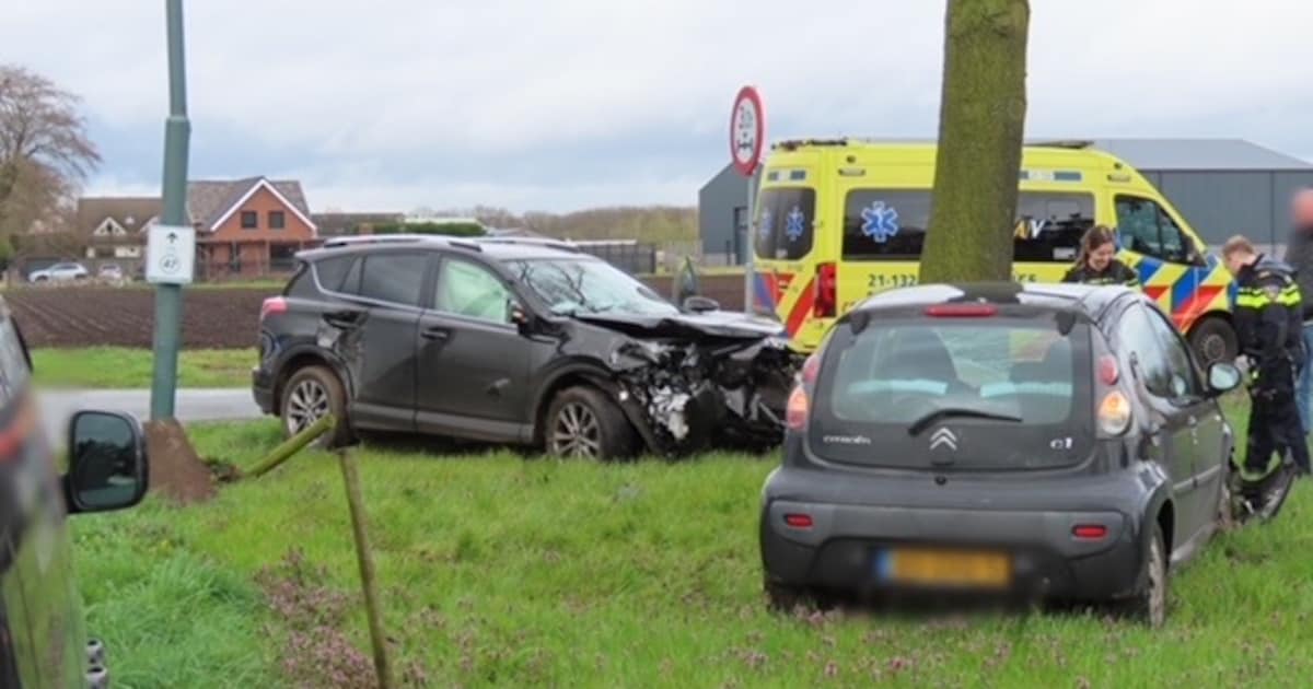 Twee auto's botsen in Langenboom: flinke schade aan voertuigen