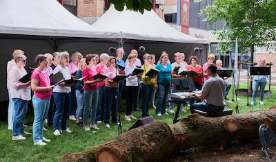 Koor KoMore zingt tijdens diensten in Beuningen