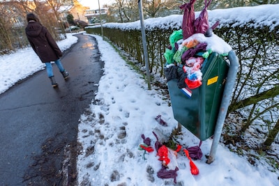 Sneeuw zorgt ook voor overdosis poep: in dit stadje stapelen de drollen in gekleurde zakjes zich op