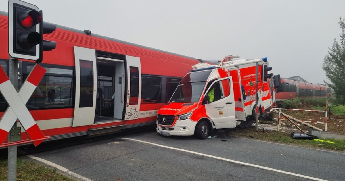 Vrouw overleden door botsing ambulance en trein.