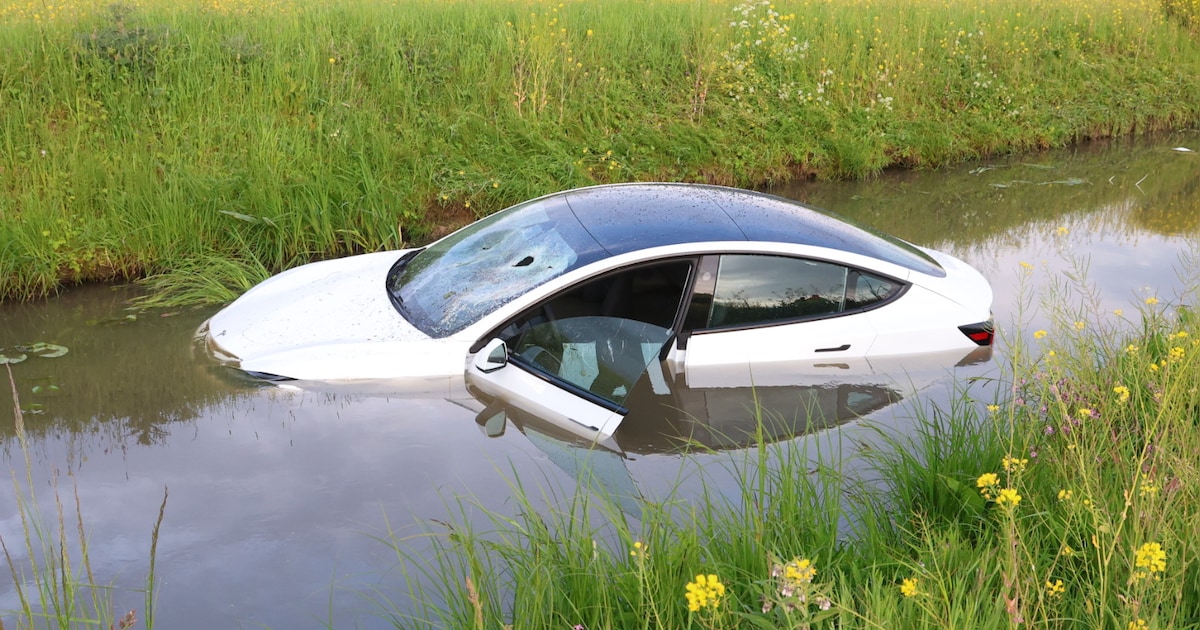 Afrit A2 dicht na ongeval, bestuurder Tesla schiet van de weg en belandt in sloot