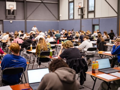 Scholieren klagen over moeilijke examens en ontbrekend drinkwater: na vier dagen al 165.000 meldingen