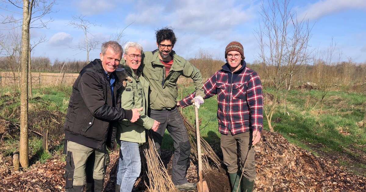 Nieuwe bomen geplant in de Buurttuin van de wijk De Kuil in Udenhout