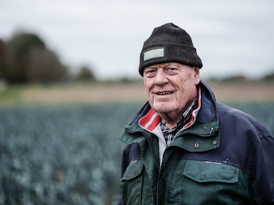 Chris (80) wist niks van tuinieren, nu voedt hij via zijn moestuin de voedselbank: ‘Maar ik word te 