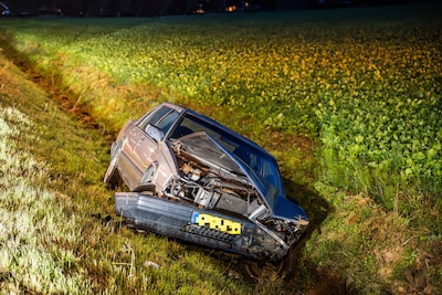 Auto belandt naast de weg in de greppel in Duiven