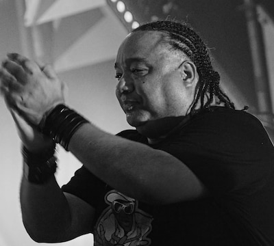 Dancescene in shock, hardcore-pionier Bass-D (52) overleden: ‘Eeuwige legende’