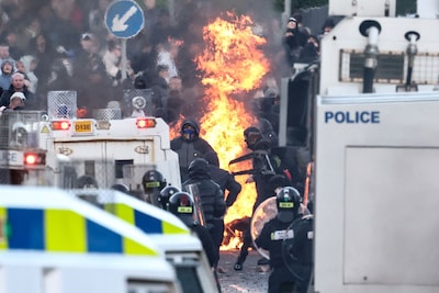 Opnieuw demonstraties in Noord-Ierland na mesaanval, betogers gooien stenen naar politie