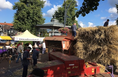 Oogstfeest vult Van Slootenplein in Bennekom met dorsen en pannenkoeken