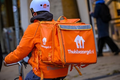 Jongeren slaan maaltijdbezorger (14) en stelen het eten, filmpje gaat al gauw online rond