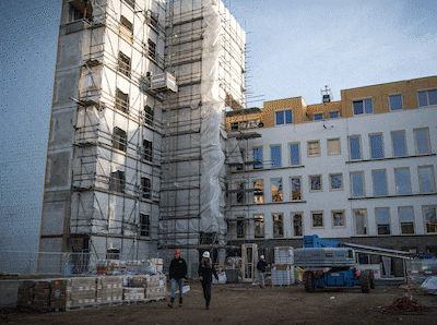 Leegstaande, grauwe kantoorpanden worden omgetoverd tot groene woontorens: ‘Over stikstof hoef je je niet druk te maken’