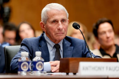 Oud-coronabaas Anthony Fauci houdt kaken stijf op elkaar en vreest vervolging: ‘Het is een heksenjacht’