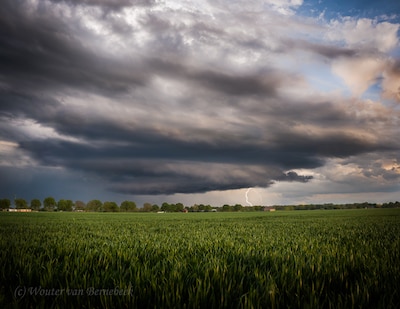 Het onweer van zaterdagavond viel mee, toch wist weerman een bijzonder fenomeen te fotograferen