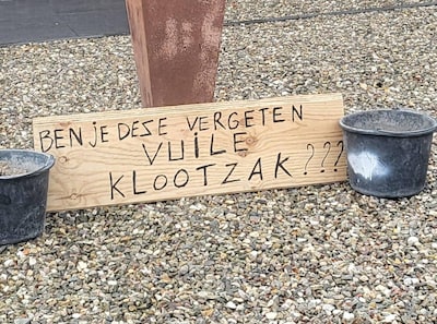 Huub (68) haalt alles uit zijn voortuin na brutale diefstal: ‘Het is niet anders, dan maar kaal’